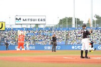 ひょっこりはんによる始球式の様子。