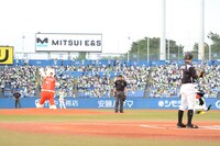 ひょっこりはんによる始球式の様子。