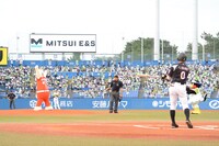 ひょっこりはんによる始球式の様子。