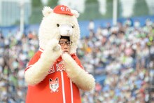 投球前に両手から顔を“ひょっこり”させるひょっこりはん。