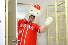 囲み取材が行われるロッカルームにひょっこり現れたひょっこりはん。