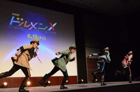 主題歌「参上!! ドルメンX」の生パフォーマンスの様子。