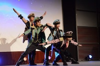 主題歌「参上!! ドルメンX」の生パフォーマンスの様子。