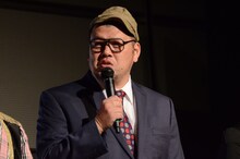 「シャ乱Qのはたけです」と挨拶する野性爆弾くっきー。