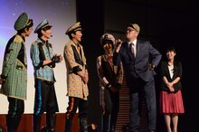 振り付けを真似してみせる野性爆弾くっきー。