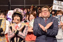 左から小越勇輝、野性爆弾くっきー。