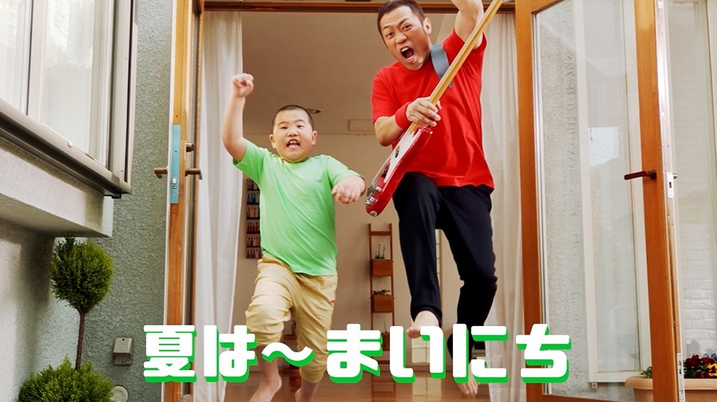 Webムービー「夏だ！家族だ！大そうじ！」のワンシーン。