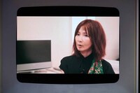 “生前”のマツコ・デラックスを語るYOU。(c)テレビ東京