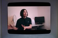 “生前”のマツコ・デラックスを語るふかわりょう。(c)テレビ東京