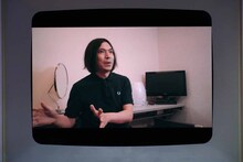 “生前”のマツコ・デラックスを語るふかわりょう。(c)テレビ東京