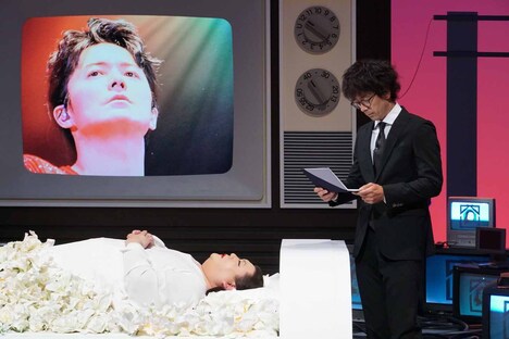 福山雅治から届いた弔文を読む滝藤賢一。(c)テレビ東京