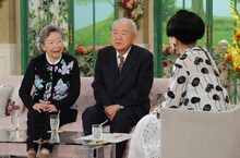 「徹子の部屋」に出演する三遊亭金馬（中央）と妻・節子（左）。(c)テレビ朝日