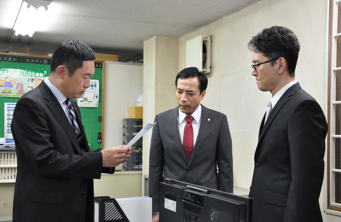 連続ドラマ「木曜ミステリー『警視庁・捜査一課長 season3』」にゲスト出演するナイツ土屋（右）と、レギュラー出演中のナイツ塙（中央）、主演の内藤剛志（左）。(c)テレビ朝日