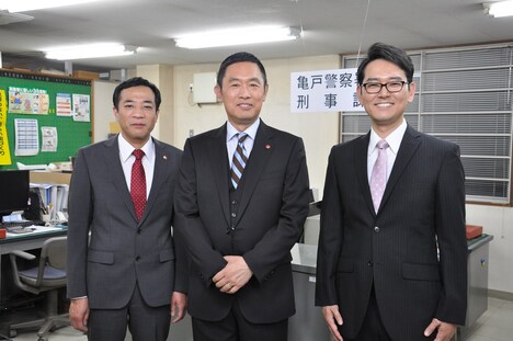 ナイツと内藤剛志（中央）。(c)テレビ朝日