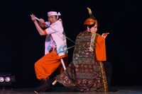 殺陣の途中に「シャッターチャンスですよ」と自らアピールする（左から）NON STYLE石田、御茶ノ水男子しいはしジャスタウェイ。