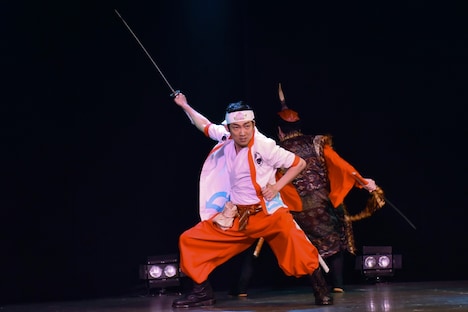 殺陣を披露するNON STYLE石田。