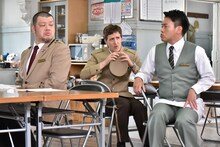 「崖っぷちホテル！」第8話より。左から大田原大志（野性爆弾くっきー）、阿部長吉（宮川大輔）、ピエール田中（チャド・マレーン）。(c)日本テレビ