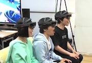 MR技術を体験する(左から)夢眠ねむ、バカリズム、小出祐介。(c)日本テレビ
