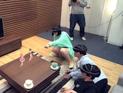 MR技術を体験する出演者たち。(c)日本テレビ