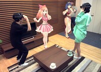 MR技術を体験する（左から）小出祐介、夢眠ねむ。(c)日本テレビ