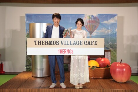 左から千原ジュニア、河北麻友子。