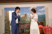 真空断熱タンブラーで乾杯する(左から)千原ジュニア、河北麻友子。