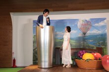 巨大タンブラーに入った千原ジュニア（左）。