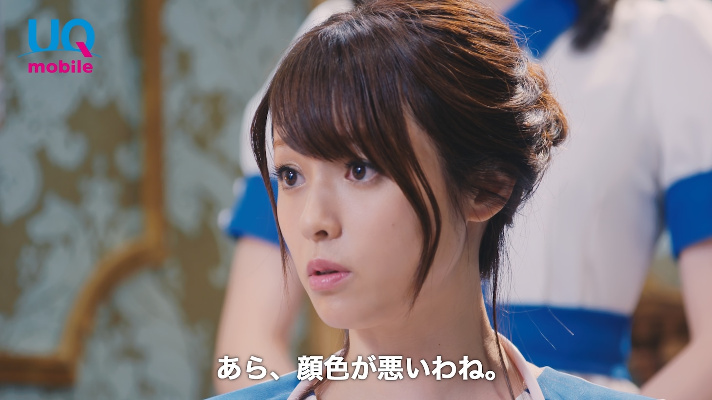 WebCM「UQクリニック『回らない篇』」のワンシーン。
