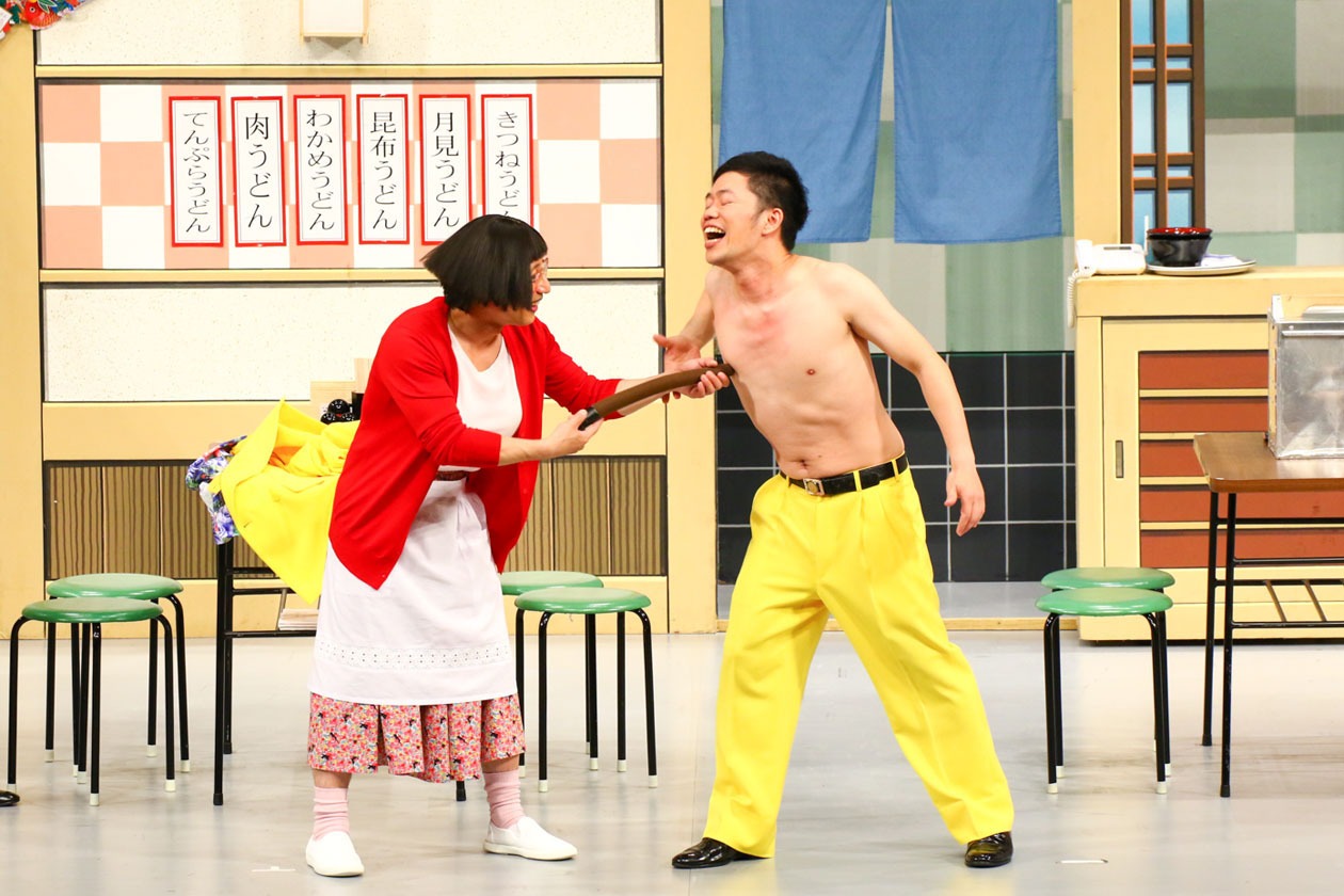 乳首ドリルの掛け合いを披露するすっちー（左）と吉田裕（右）。