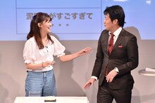 4歳のときに作ったという泥団子を手にする小嶋真子（左）。