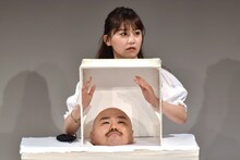 小嶋真子（AKB48）のファンの集いで行われた箱の中身を当てる企画で、箱の中身として出現する安田大サーカス・クロちゃん。