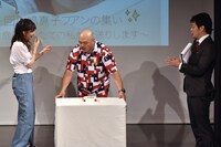 バースデーケーキを運ぶクロちゃん（中央）。