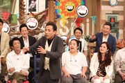 ナイツ塙（手前）ら。(c)フジテレビ