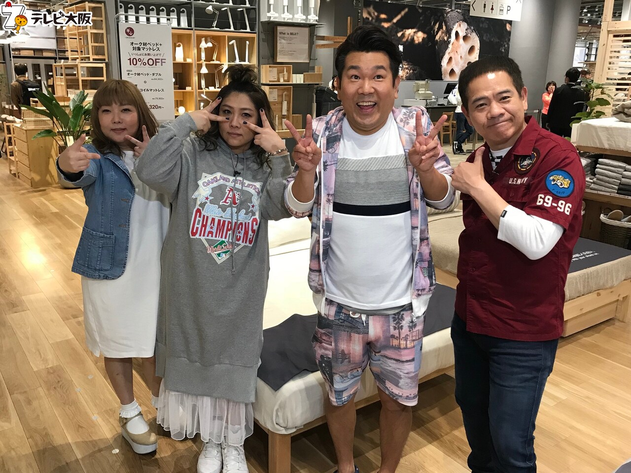 左から海原やすよ ともこ、FUJIWARA。