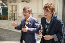 左から綾小路きみまろ、香取慎吾。(c)日活・チャンネルNECO