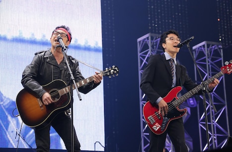 東京03角田（左）と大竹マネージャー（右）。(c)テレビ東京