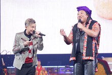 ISSA（左）と「琉球の華」を歌うロバート秋山（右）。(c)テレビ東京