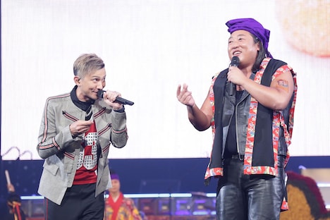 ISSA（左）と「琉球の華」を歌うロバート秋山（右）。(c)テレビ東京