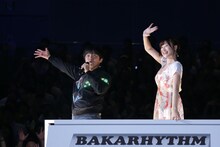 マジックミラー号を模したトロッコに乗り歌うバカリズム（左）と手島優（右）。(c)テレビ東京