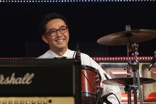 ドラムを叩くおぎやはぎ矢作。(c)テレビ東京