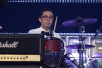 ドラムを叩くおぎやはぎ矢作。(c)テレビ東京