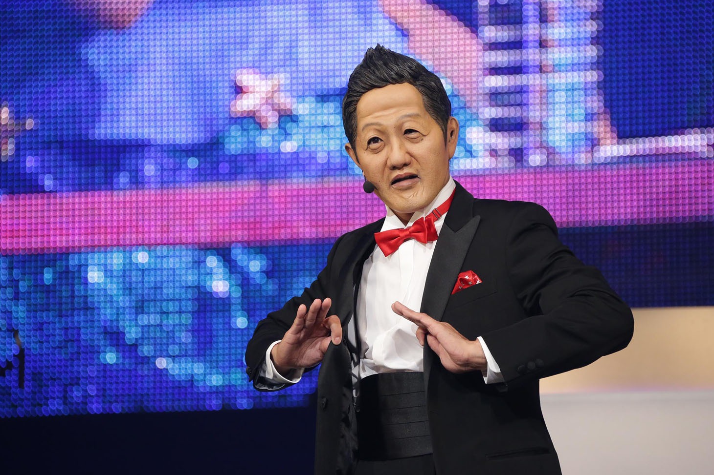 劇団ひとり扮する“波田ニューヨーク”。(c)テレビ東京