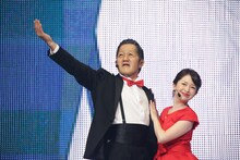 劇団ひとり扮する“波田ニューヨーク”と松丸友紀（テレビ東京アナウンサー）。(c)テレビ東京