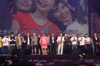 エンディングで「さくら」を歌う出演者たち。(c)テレビ東京