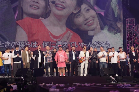 エンディングで「さくら」を歌う出演者たち。(c)テレビ東京