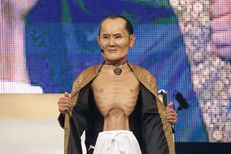 劇団ひとり扮する鶴ちゃん。(c)テレビ東京