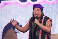 「琉球の華」を歌うL.A.COBRA。(c)テレビ東京