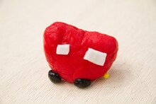 ジャルジャル福徳が作ったねんどカー。