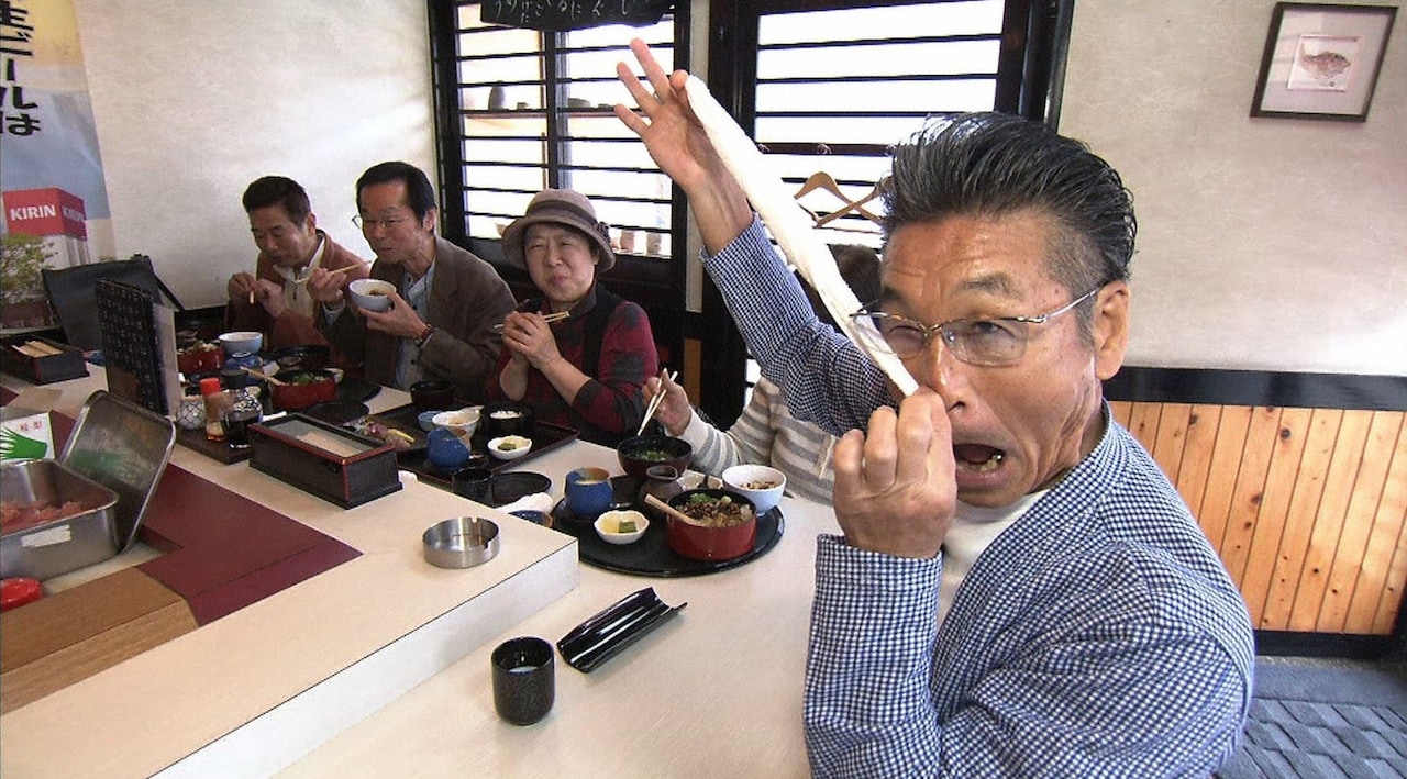 「相席食堂」で岡山県を訪れ、飲食店でおしぼりを使った即席ギャグを披露する間寛平（右）。(c)ABC