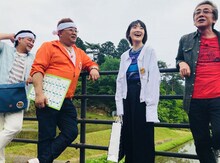 「帰れマンデー見っけ隊!!」に出演する（左から）サンドウィッチマン、生駒里奈、寺島進。(c)テレビ朝日